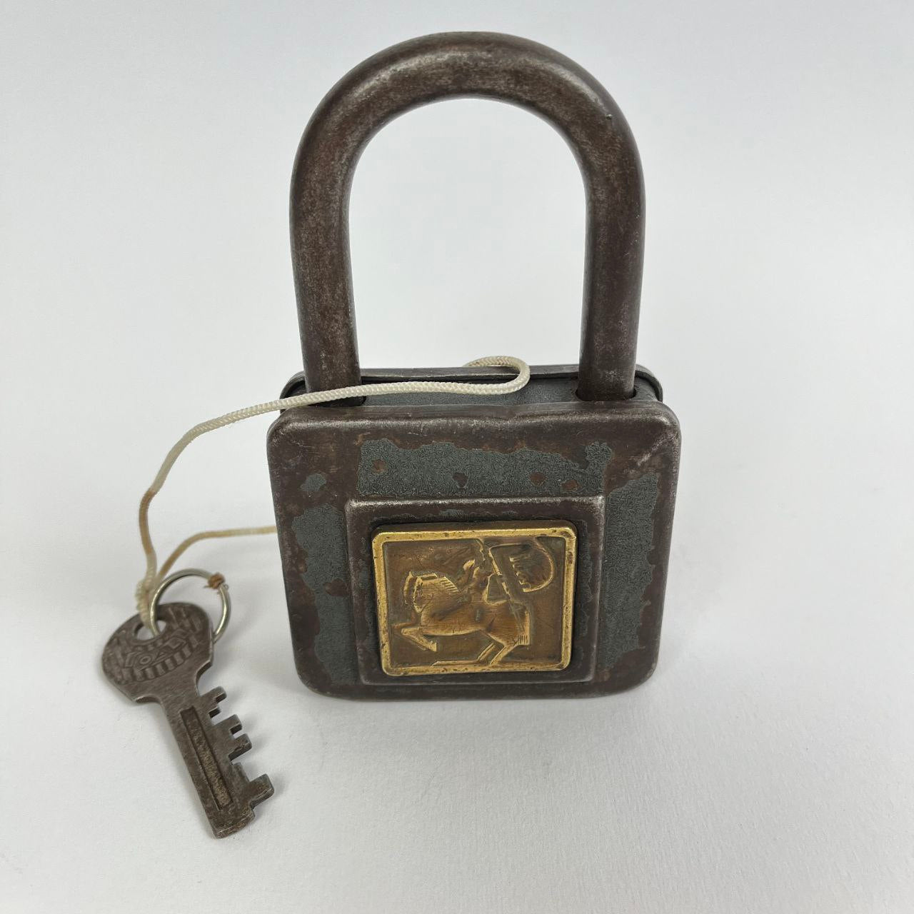 Lucchetto in ferro con decorazione in ottone