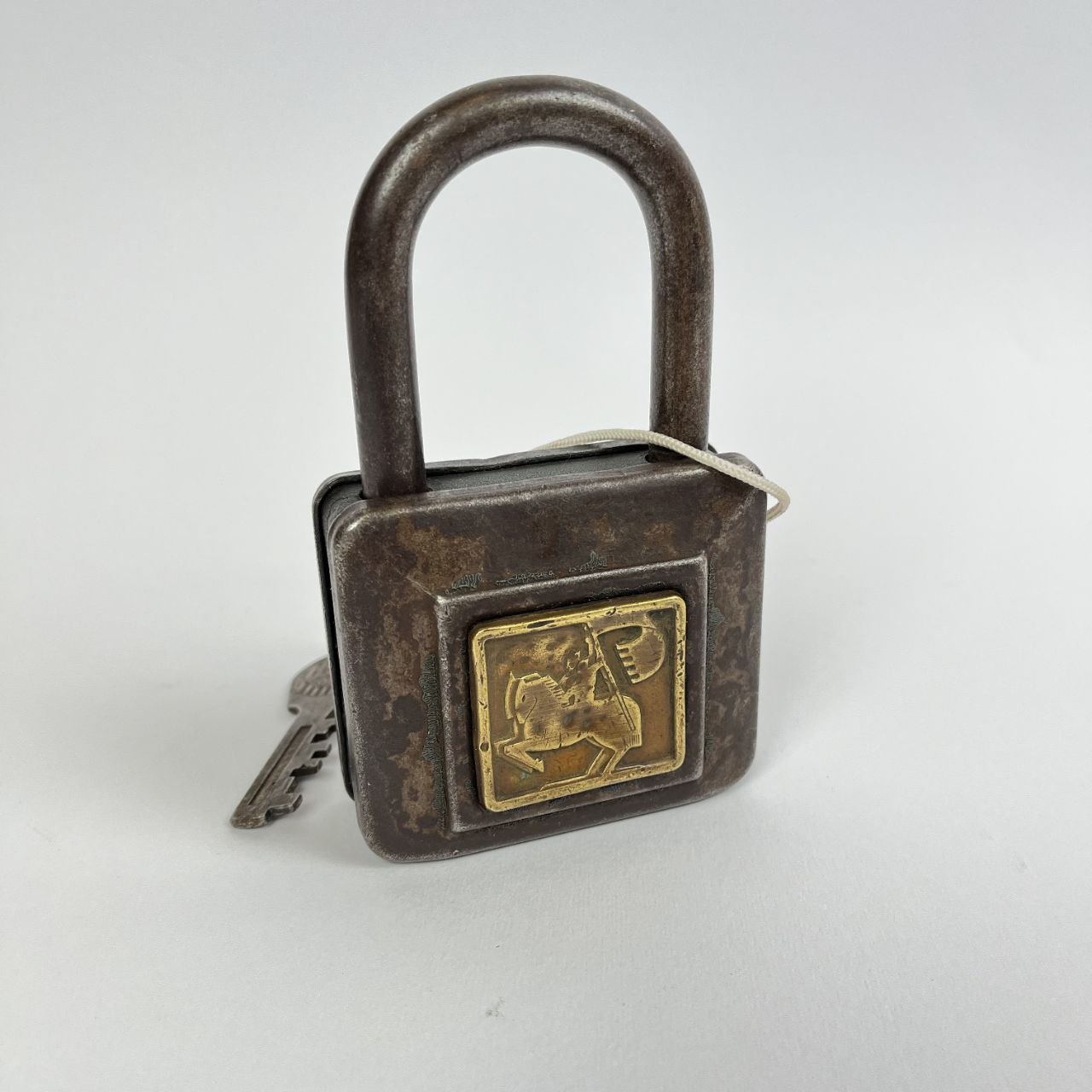 Lucchetto in ferro con decorazione in ottone