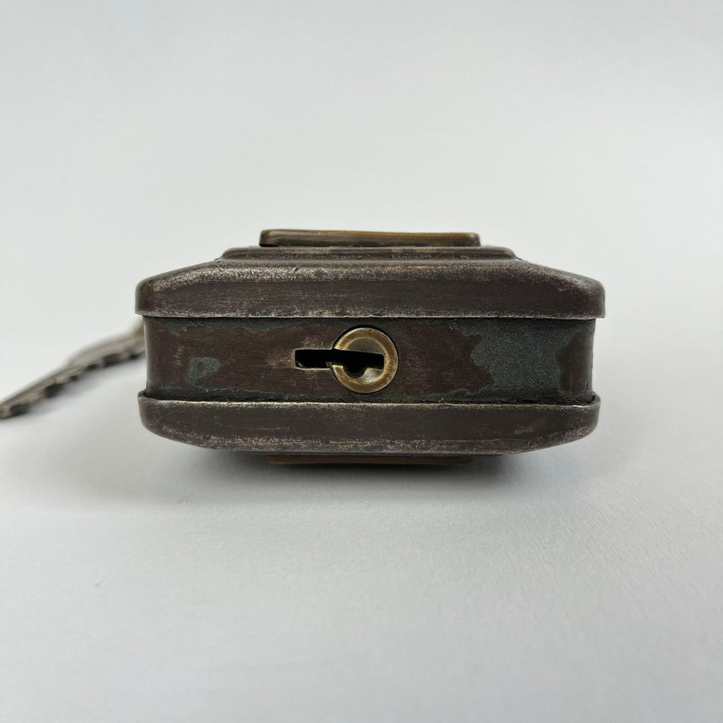 Lucchetto in ferro con decorazione in ottone