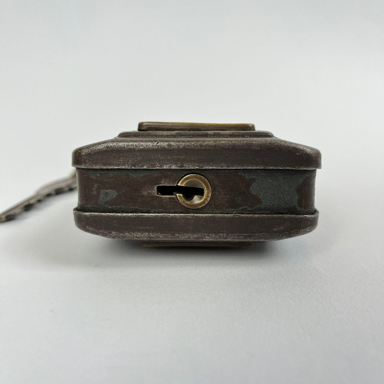 Lucchetto in ferro con decorazione in ottone