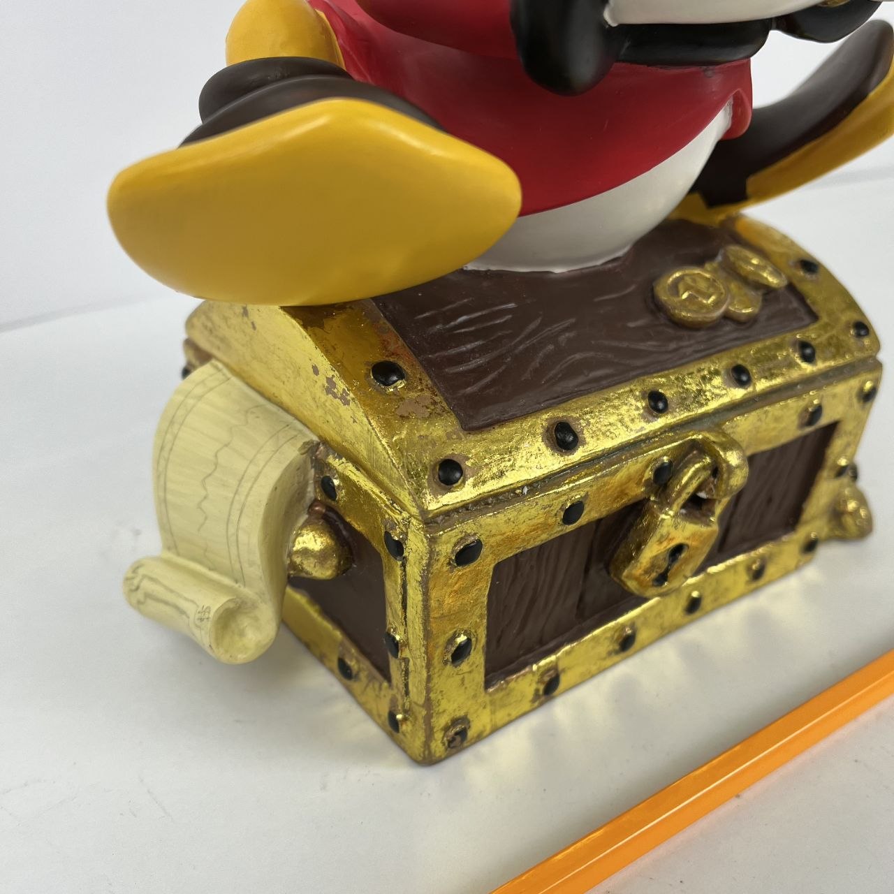 Statua - Zio Paperone sul Forziere – Disney