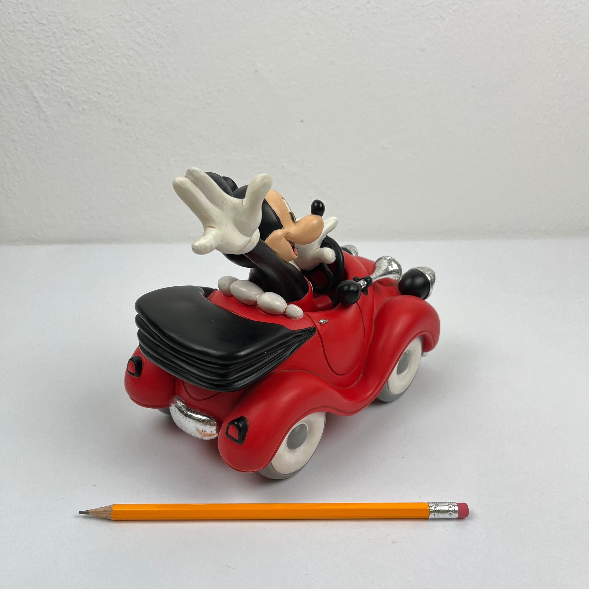 Statuetta - Topolino Con Auto Rossa Decappottabile, Disney