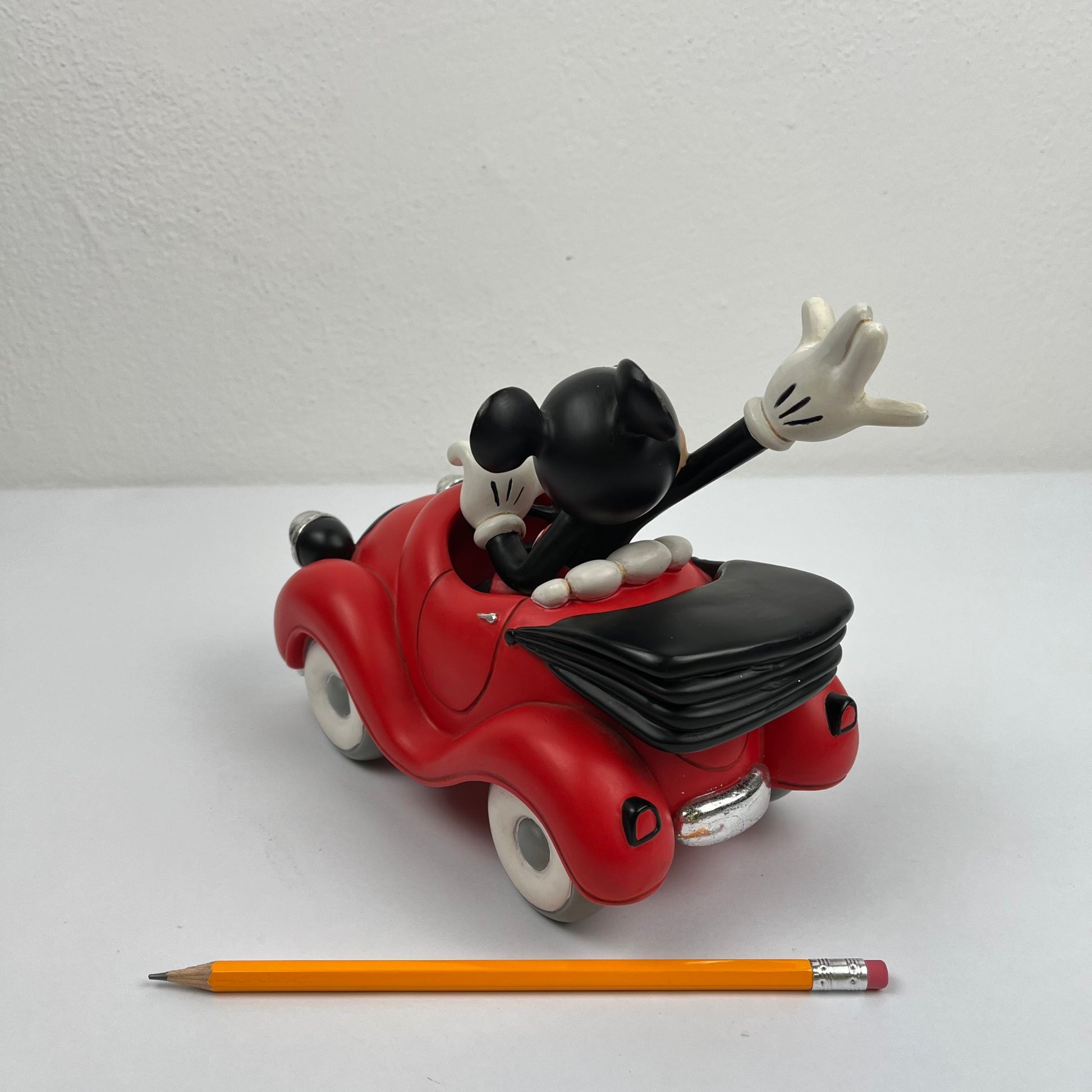 Statuetta - Topolino Con Auto Rossa Decappottabile, Disney