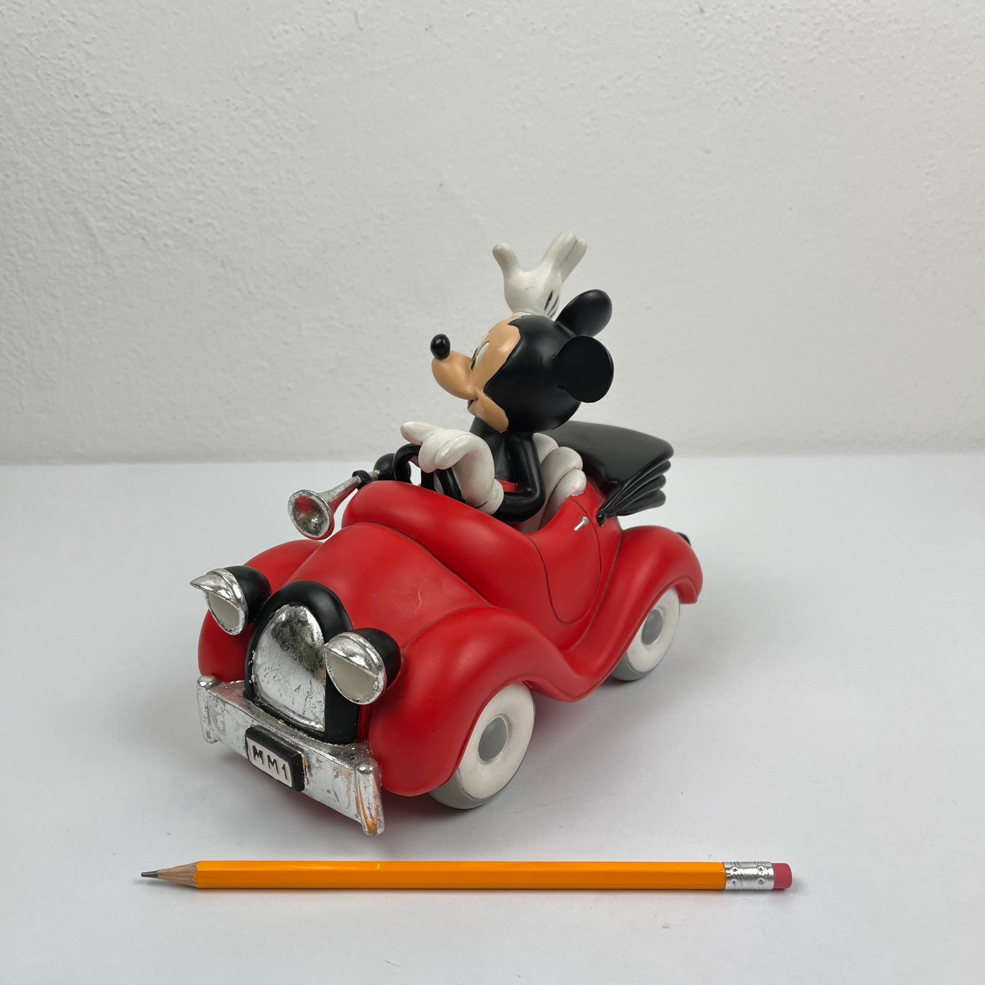 Statuetta - Topolino Con Auto Rossa Decappottabile, Disney