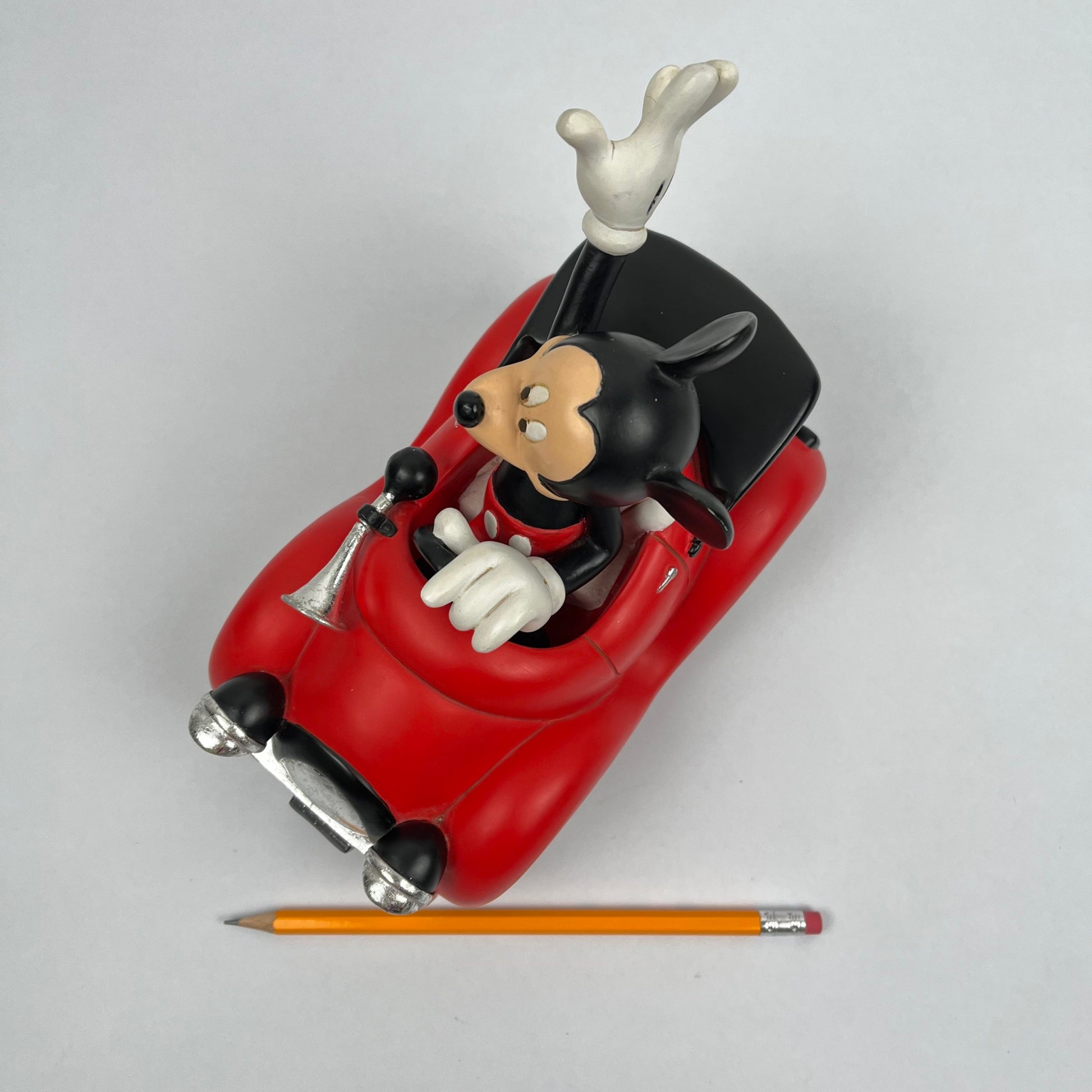Statuetta - Topolino Con Auto Rossa Decappottabile, Disney