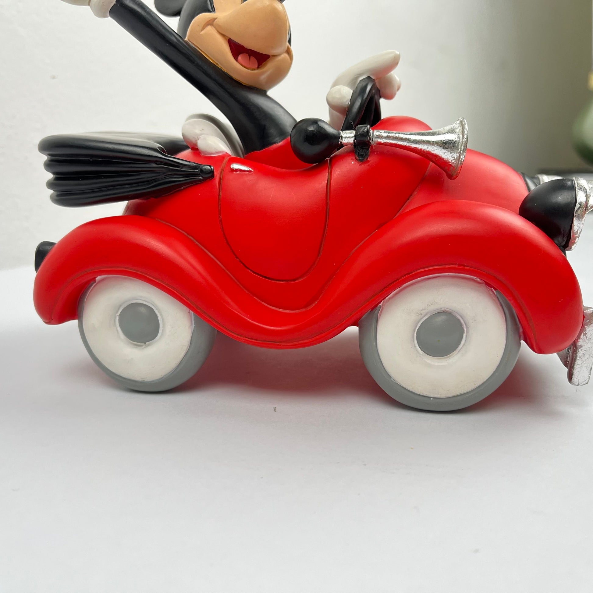 Statuetta - Topolino Con Auto Rossa Decappottabile, Disney