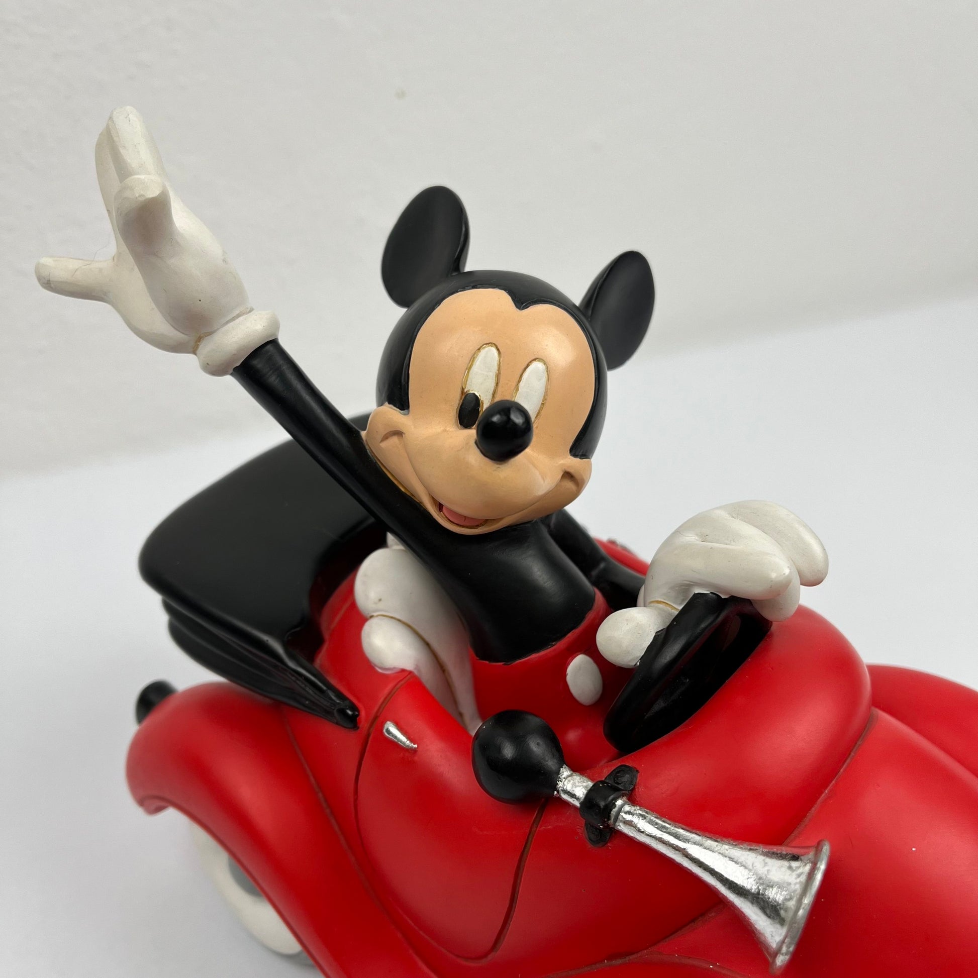 Statuetta - Topolino Con Auto Rossa Decappottabile, Disney