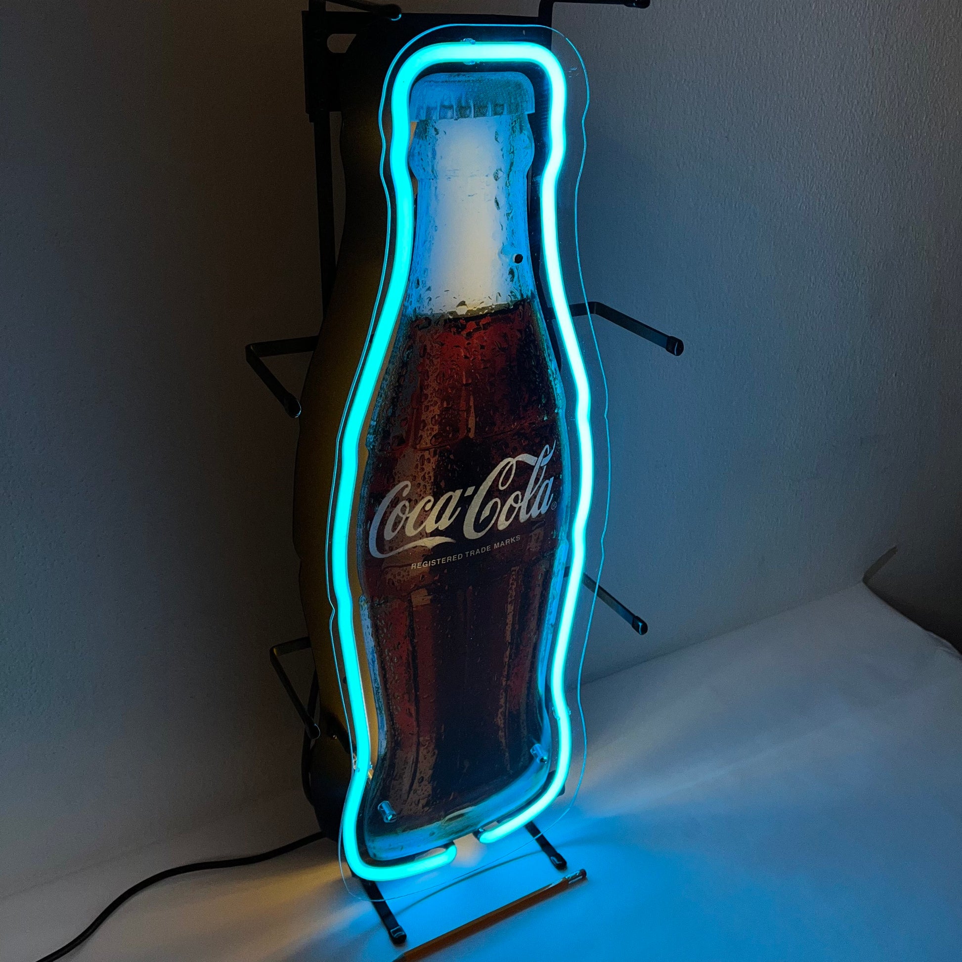 Insegna luminosa Coca-Cola a forma di bottiglia
