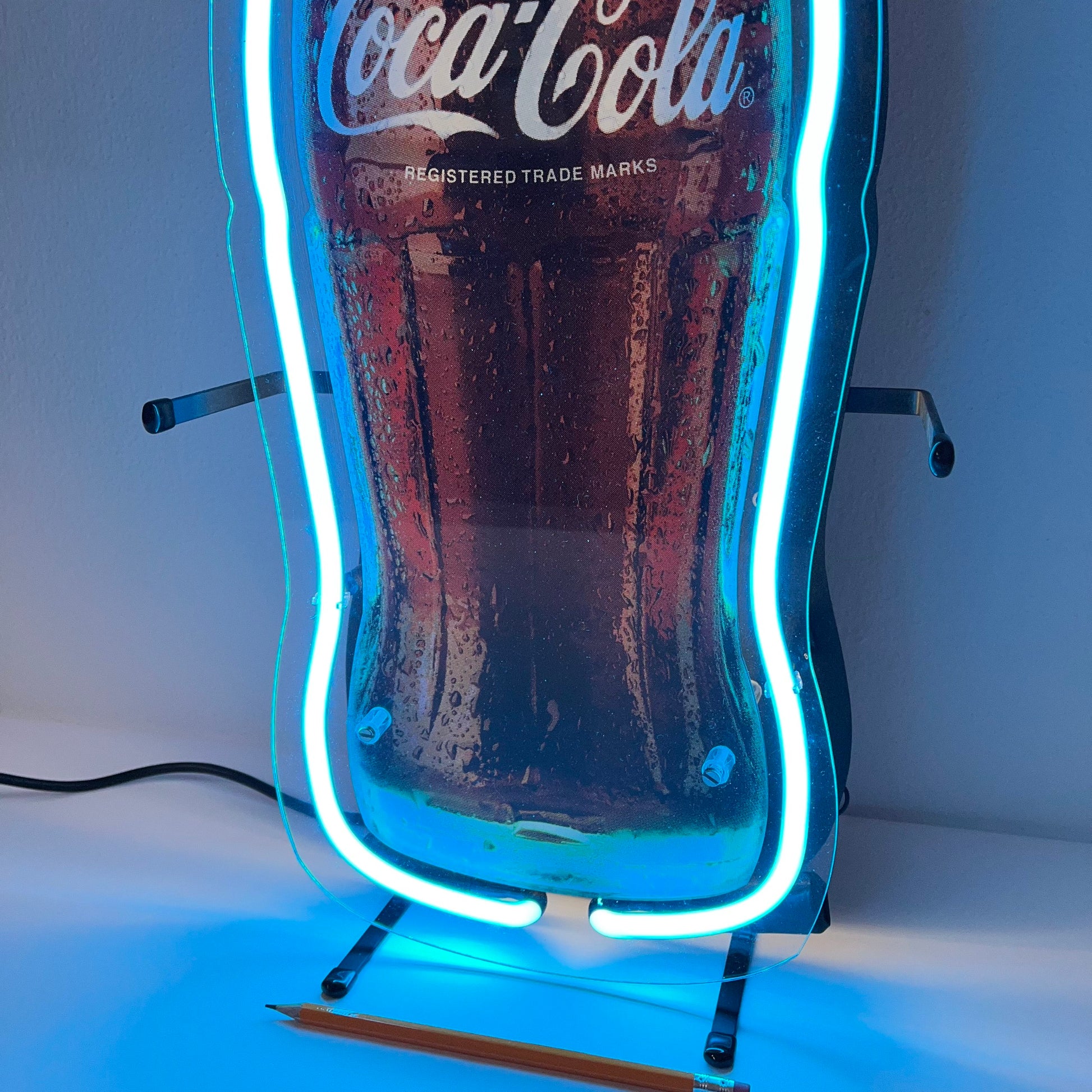 Insegna luminosa Coca-Cola a forma di bottiglia